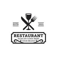 cena logos clásicos con cuchara tenedor y cuchillo para restaurante bar bistro vintage retro logo diseño vector plantilla