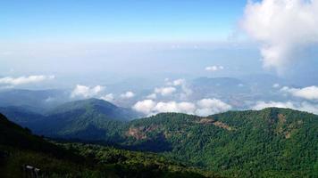 timelapse belle couche de montagne avec nuages et ciel bleu au sentier de la nature de kew mae pan à chiang mai, thaïlande video