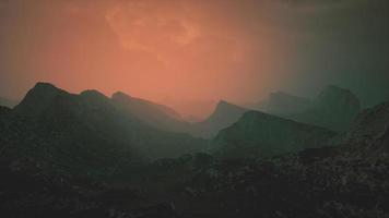 dramatische hemel over rotsachtige bergen bij zonsondergang video