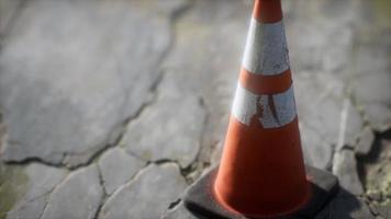 cone de trânsito listrado laranja e branco video