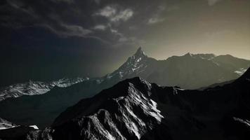 montanhas no céu nublado à noite