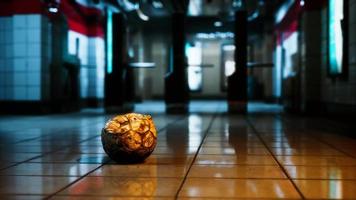 Alter Fußball in leerer U-Bahn video