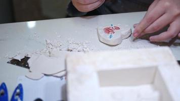 lavorando in un laboratorio di ceramica primo piano dettaglio video