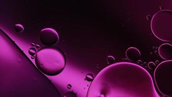 olio di cibo colorato astratto gocce bolle e sfere che scorrono sulla superficie dell'acqua, videografia macro video