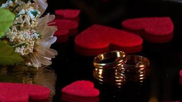 flores y anillos de boda en forma de corazón rojo video
