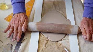 lavorando in un laboratorio di ceramica primo piano dettaglio video