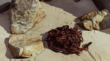 oude verroeste ketting in het zand video