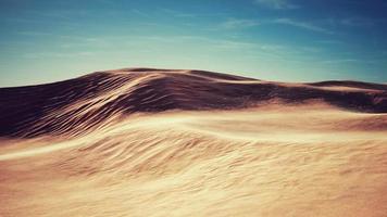 dunas de areia ao pôr do sol no deserto do saara na líbia video