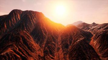 rayos de sol sobre montañas en un valle video