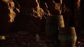 vecchie botti di vino d'epoca in legno vicino al muro di pietra nel canyon video