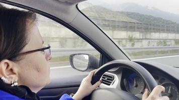jeune femme conduit une voiture video