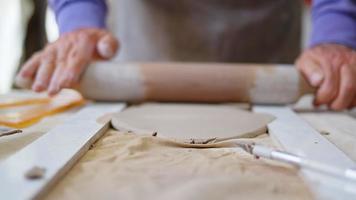 lavorando in un laboratorio di ceramica primo piano dettaglio video