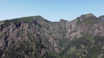 vista aérea de drones de las montañas en un día soleado. hermosa vista panorámica de diferentes picos de montaña. viajar por el mundo y ver la belleza de la naturaleza. video