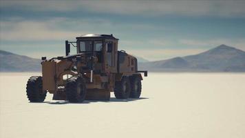 máquina niveladora de carreteras en la carretera del desierto de sal video