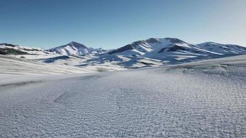 Cratère volcanique couvert de neige en Islande video