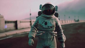 astronauta en traje espacial en el puente de carretera video