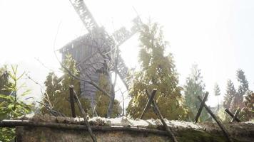 alte traditionelle Holzwindmühle im Wald video