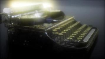 máquina de escrever retrô no escuro video