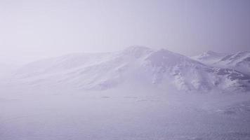 flyglandskap av snöiga berg och isiga stränder i Antarktis video