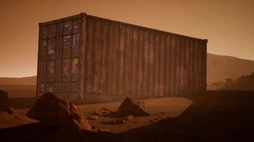 contenedor de transporte abandonado en el desierto video