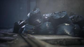 bolsas de basura en la calle de la ciudad una noche video