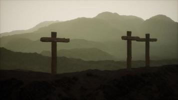 cruz de madeira crucifixo na montanha video