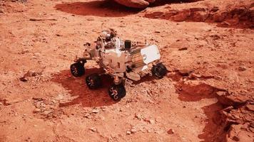 mars rover persévérance explorant la planète rouge. éléments fournis par la nasa. video