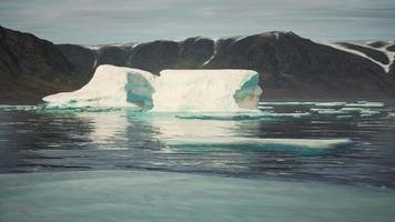 grandes icebergs perto da região da Groenlândia video
