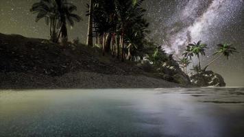 hermosa playa tropical de fantasía con estrella de la vía láctea en el cielo nocturno video