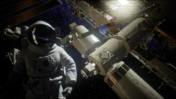 astronauta fora da estação espacial internacional em uma caminhada espacial