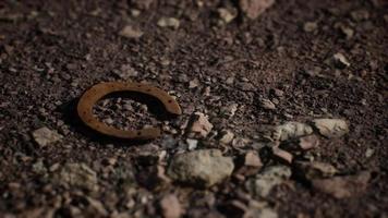 un vecchio ferro di cavallo di metallo arrugginito video