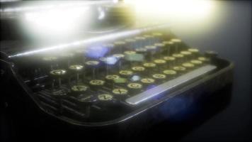 máquina de escribir retro en la oscuridad video