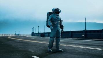 astronauta em traje espacial na ponte rodoviária