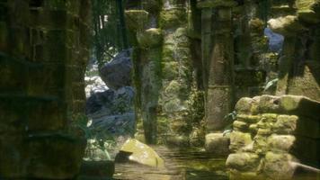 stenen ruïnes in een bos, verlaten oud kasteel video
