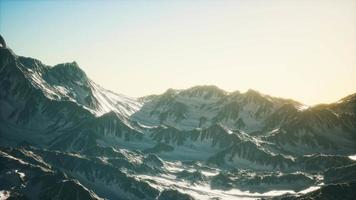 luchtfoto van de bergen van de Alpen in de sneeuw video