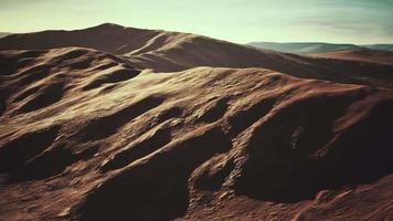 vue aérienne du désert rouge avec des dunes de sable video