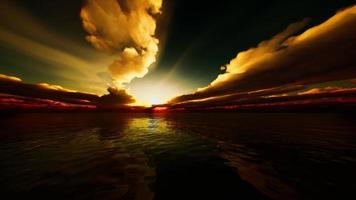 schöner roter sonnenuntergang über dem ozean video