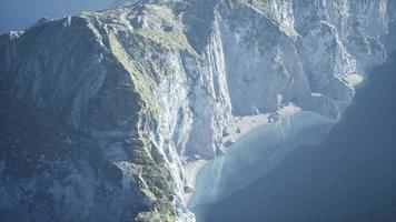 8k isole della Norvegia con rocce e scogliere video