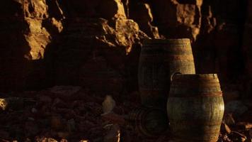 vieux tonneaux de vin vintage en bois près d'un mur de pierre dans le canyon video