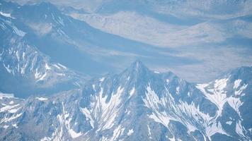 luchtfoto landschap van bergen met besneeuwde video