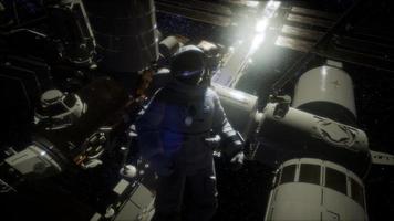 astronauta fora da estação espacial internacional em uma caminhada espacial video