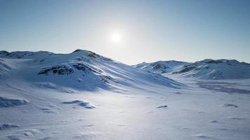 flyglandskap av snöiga berg och isiga stränder i Antarktis video