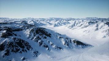 8k paisagem aérea de montanhas nevadas e costas geladas na Antártida video