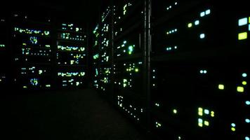 pulire l'interno industriale di una sala server di dati con server video