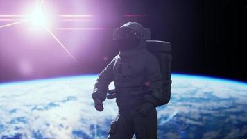 astronauta trabalhando em uma nave espacial. elementos de imagem fornecidos pela nasa video