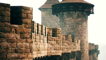 oude kasteelmuren bij de zonsondergang video