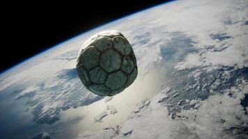 oude voetbal in de ruimte in een baan om de aarde