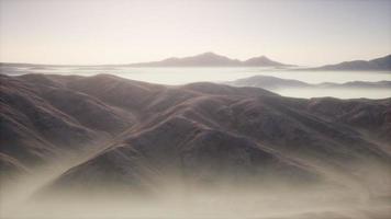 paesaggio di montagna con nebbia profonda al mattino video