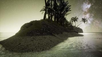 bellissima spiaggia tropicale di fantasia con la stella della Via Lattea nei cieli notturni video