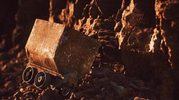 chariot de mine d'or abandonné utilisé pour transporter le minerai pendant la ruée vers l'or video